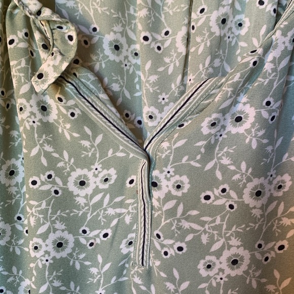 Max Studio sweet ruffled cap sleeve blouse. Sage green/black/off white EUC sz XL - Picture 3 of 10